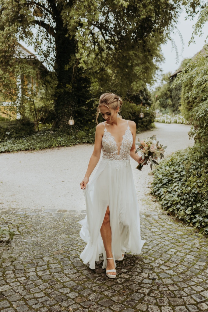 images/dear_brides/Braut_01_(3).jpg#joomlaImage://local-images/dear_brides/Braut_01_(3).jpg?width=683&height=1024