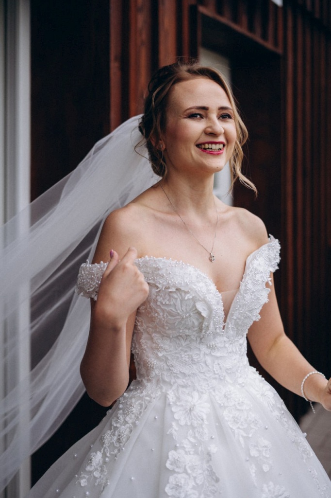 images/dear_brides/Braut_02_(1).jpg#joomlaImage://local-images/dear_brides/Braut_02_(1).jpg?width=682&height=1024
