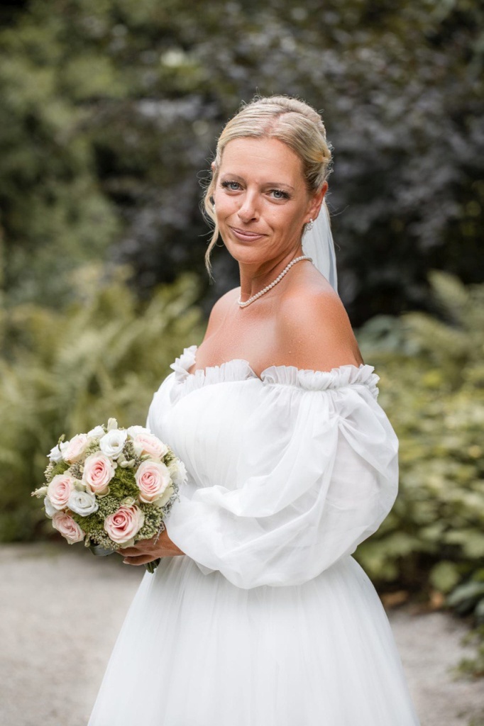 images/dear_brides/Braut_08_(3).jpg#joomlaImage://local-images/dear_brides/Braut_08_(3).jpg?width=682&height=1024
